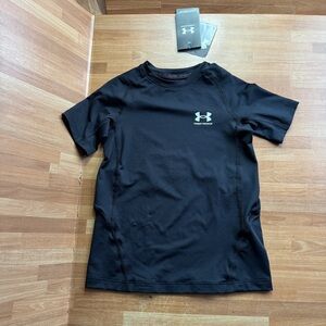 Under Armour fitted black,layering ,athletic, tshirt size small nwt
